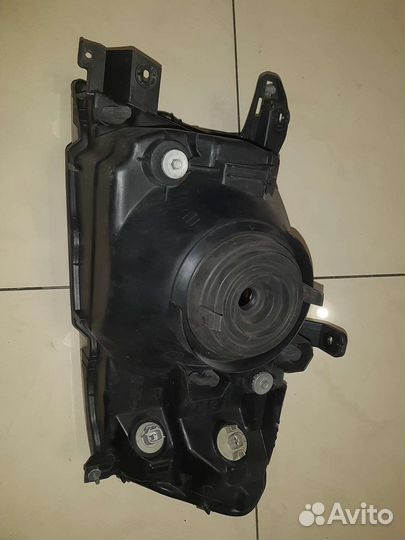 Фара передняя правая Митсубиси Паджеро 3