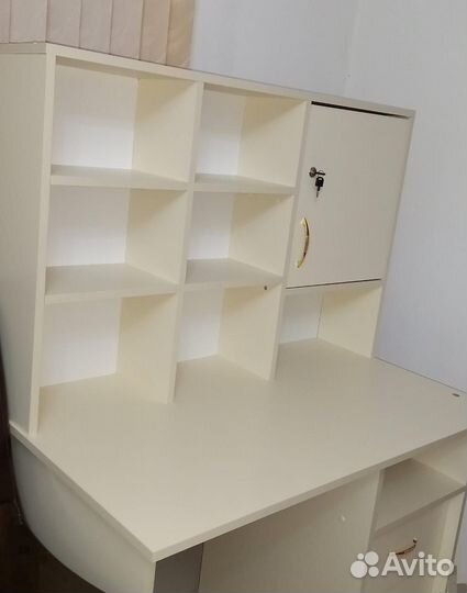 Книжный столик