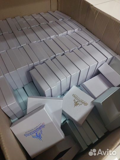 Коробки цветные подарочные