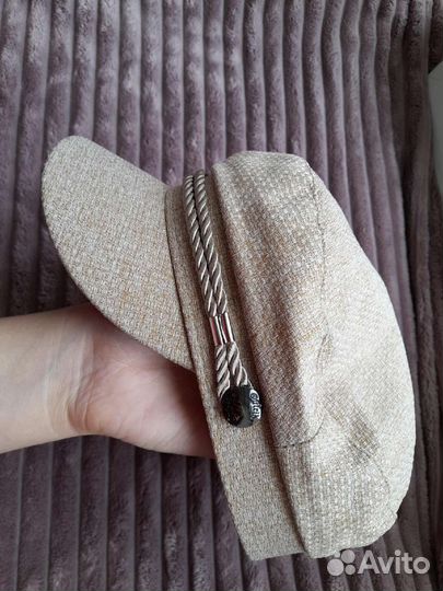 Женский берет с козырьком