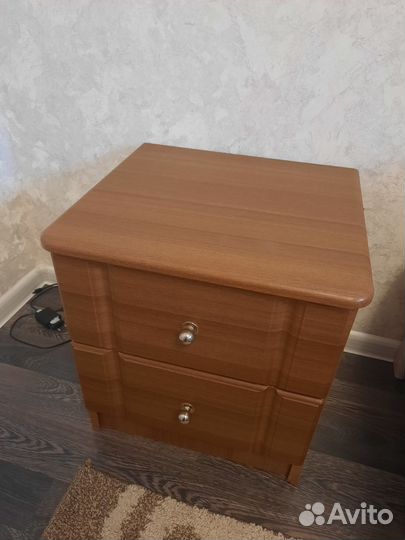 Кровать с матрасом, тумбочки