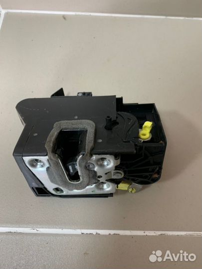 Замок боковой двери задний левый Renault Duster 2