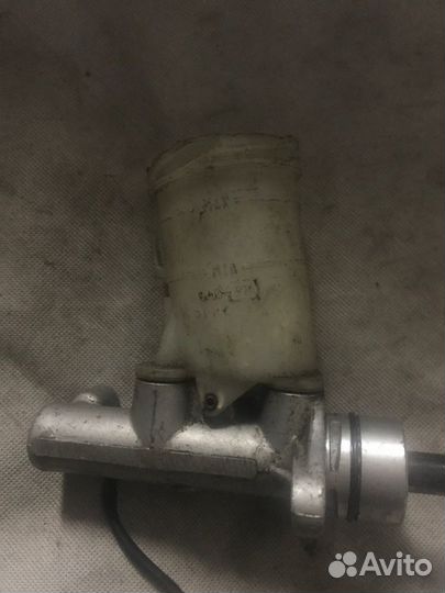 Главный тормозной цилиндр Suzuki Jimny JA11V 1984