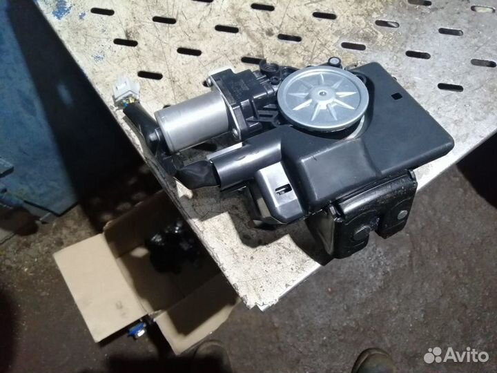 Замок крышки багажника Toyota RAV4 XA50