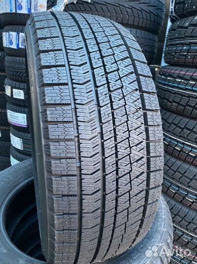 Bridgestone Blizzak Ice 215/45 R17 87