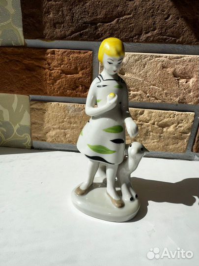 Фарфоровая статуэтка девочка С козленком