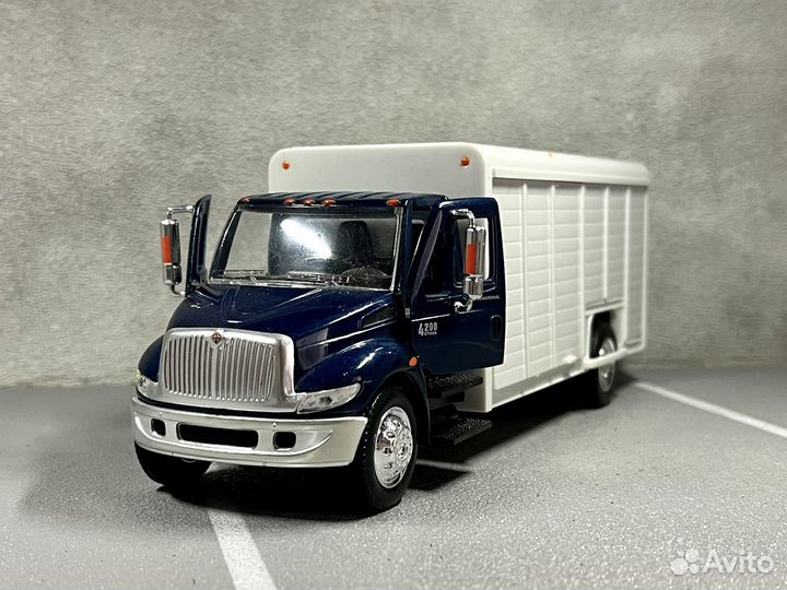 Коллекционная модель International 4200 1:43