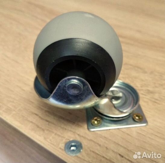 Тумба прочная на железных колёсах 3-ящика