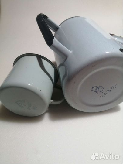 Чайник эмалированный и кружка