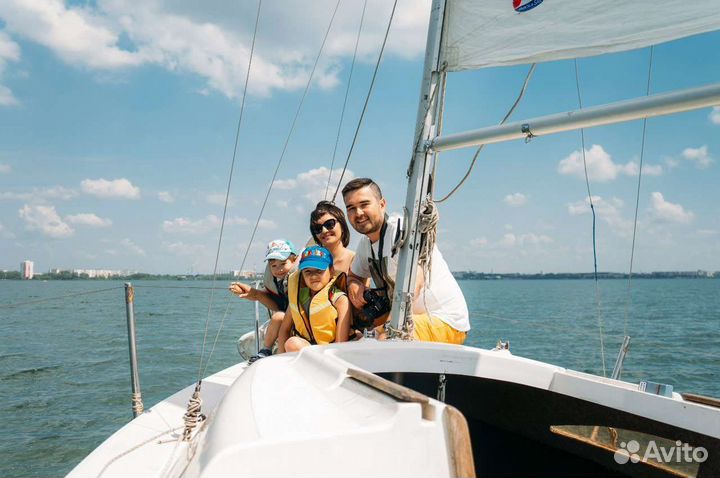 Морская прогулка на яхте под парусом