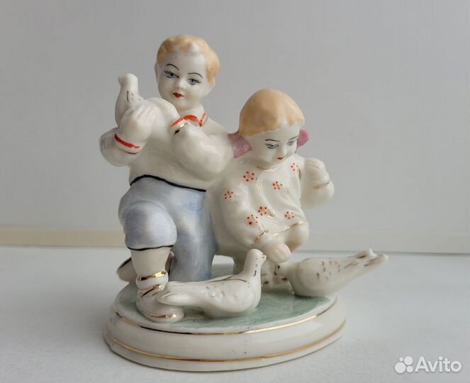 Статуэтка СССР Дети кормят голубей зхк Полонное