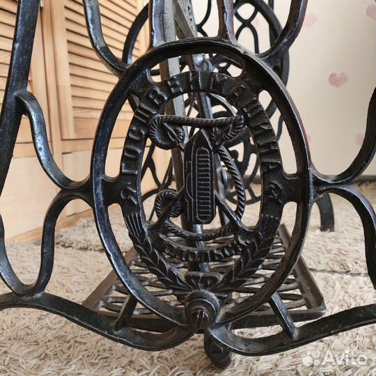 Швейная машинка на станине Подольск СССР винтаж