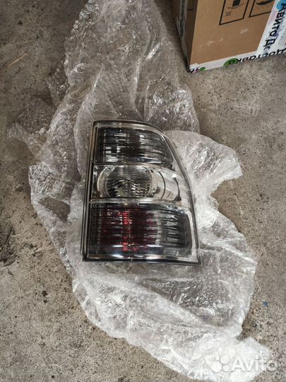 Задний фонарь на mitsubishi pajero