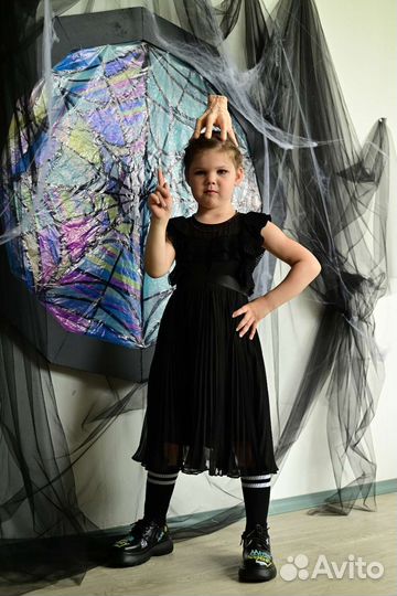 Декорация окно из комнаты Уэнсдей Аддамс