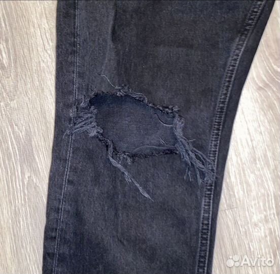Джинсы pull and bear с рваной коленкой