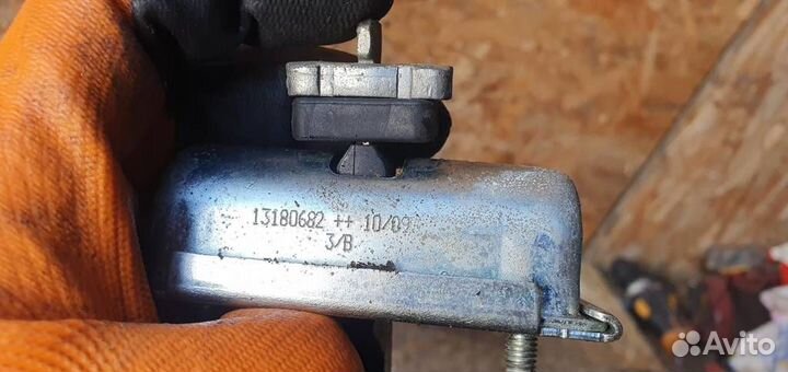 Ограничитель двери передний Opel Corsa D 2006-2015