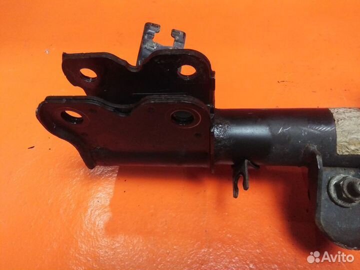 Стойка амортизатора передняя левая Nissan