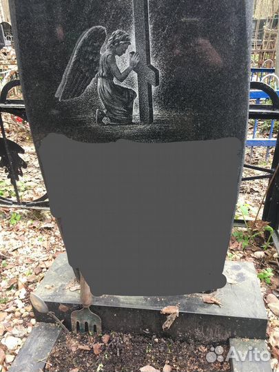 Памятник из черного гранита