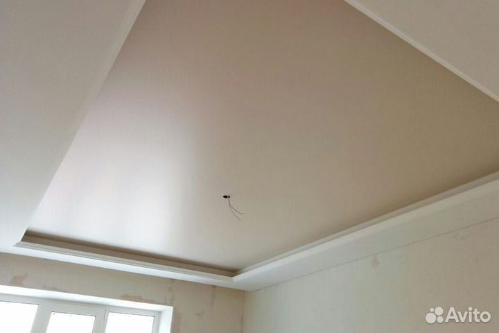 Натяжной потолок белый