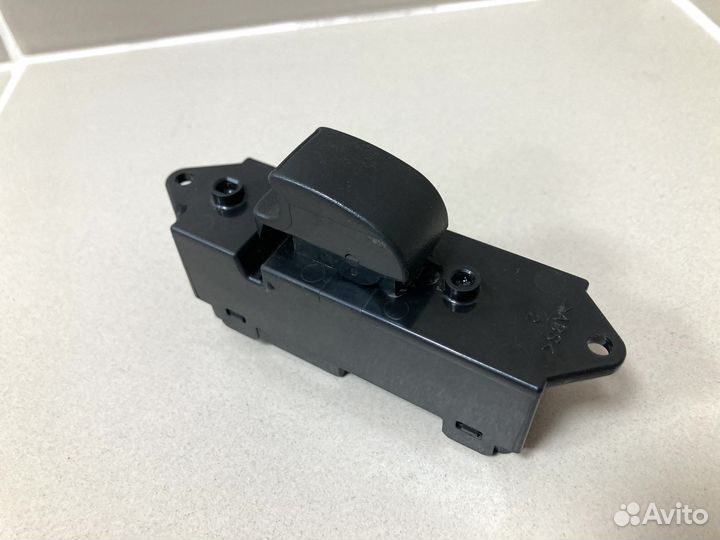 Кнопка стеклоподъемника задняя правая Lancer 10