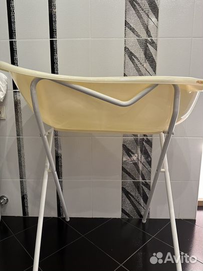 Детская ванночка для купания на подставке