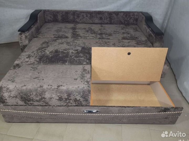 Диван на металлокаркасе