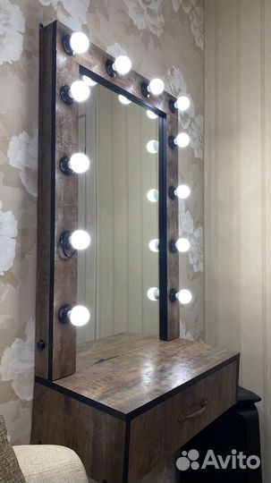Гримерное зеркало с лампочками