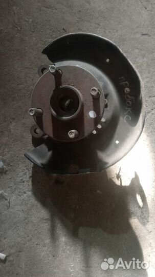 Поворотный кулак левый Тойота Пробокс