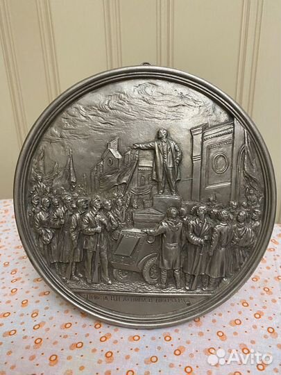 Плакетка Ленин в Петрограде
