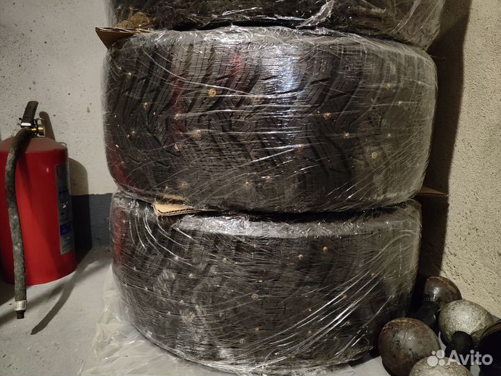 Kumho WinterCraft Ice WI31 215/45 R17 и 235/45 R17