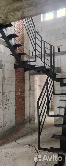 Лестница на металлокаркасе на центральном косоуре