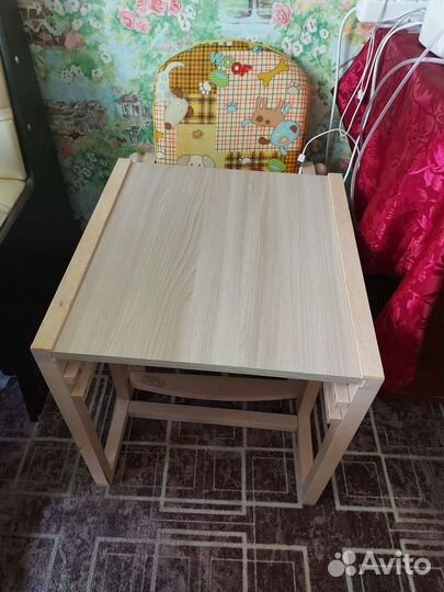 Детский столик и стульчик для кормления