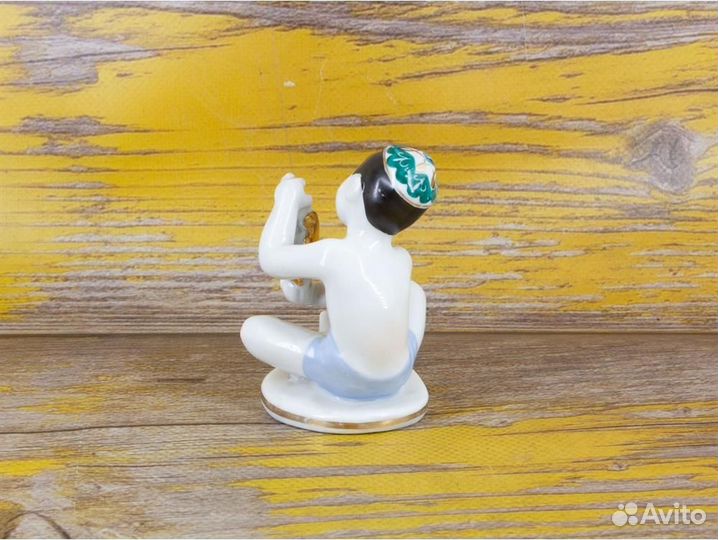 Статуэтка фарфоровая (Мальчик узбек с виноградом)