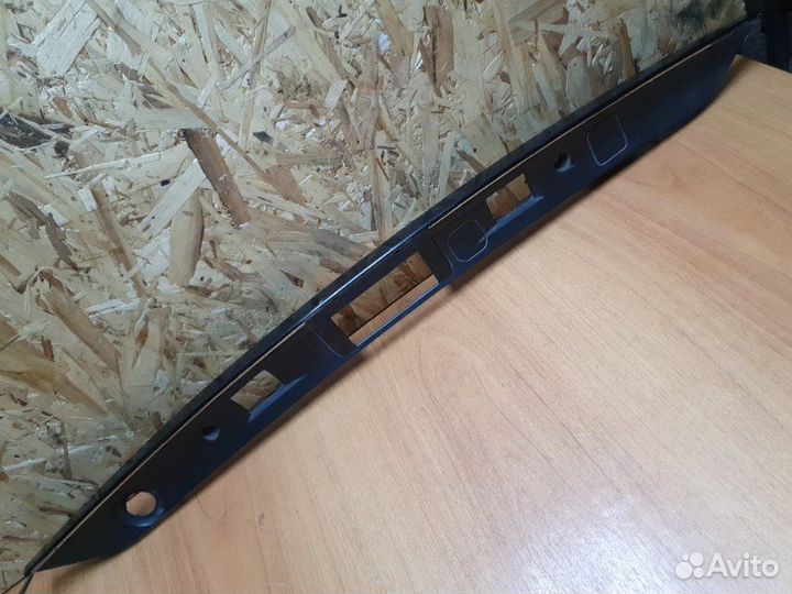 Накладка крышки багажника Mercedes C-Class W204