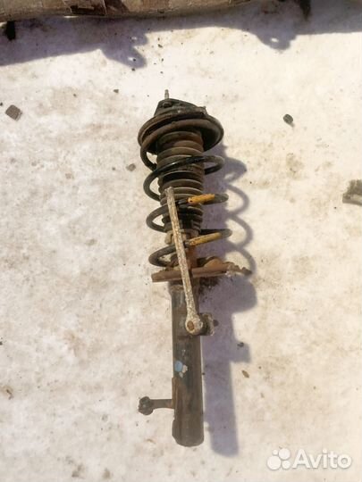 Стойка передняя правая на ford focus 1