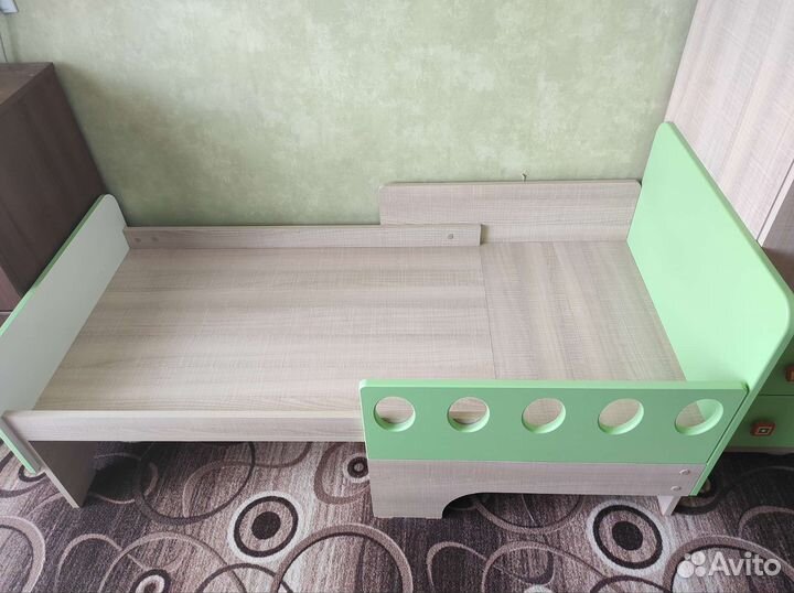 Мебель детская растущая кровать и шкаф б/у