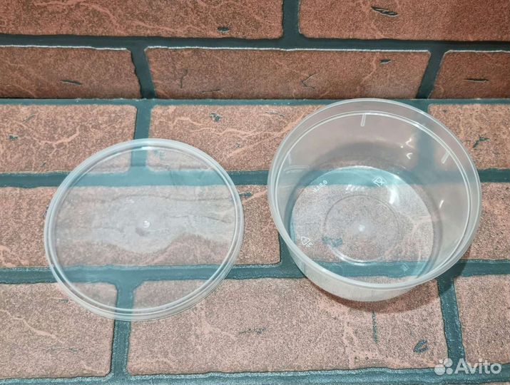 Пластиковая банка с крышкой. Пищевая