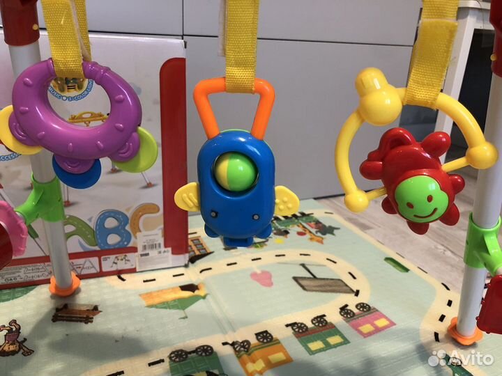 Стойка-тренажер с игрушками для малышей