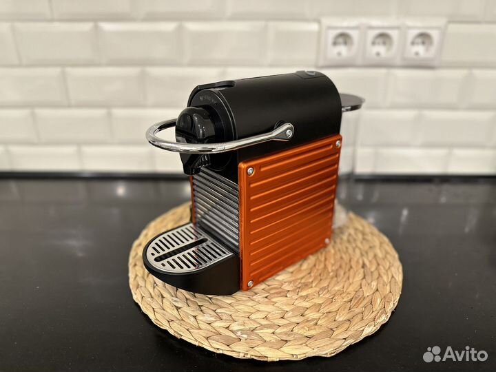 Капсульная кофемашина Nespresso Pixie C61 Red