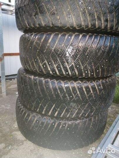 Goodyear UltraGrip 225/60 R18 104T