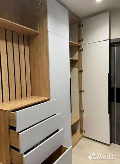 Современный шкаф в прихожую под ключ