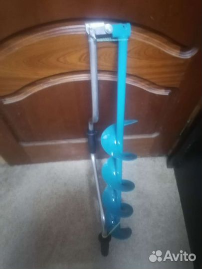 Ледобур и рыболовные снасти