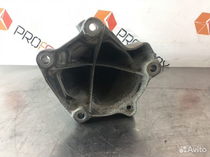 Кронштейн двигателя правый Mercedes C-Class W204