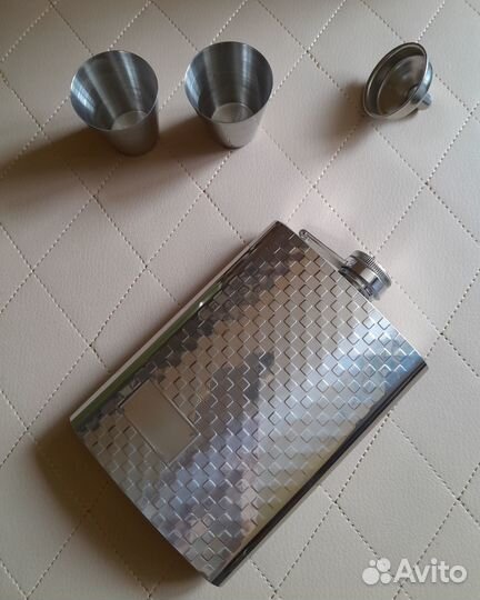 Фляжка для алкоголя со стопками и воронкой