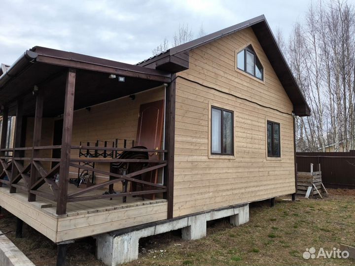 Бригада строителей, монтаж кровли