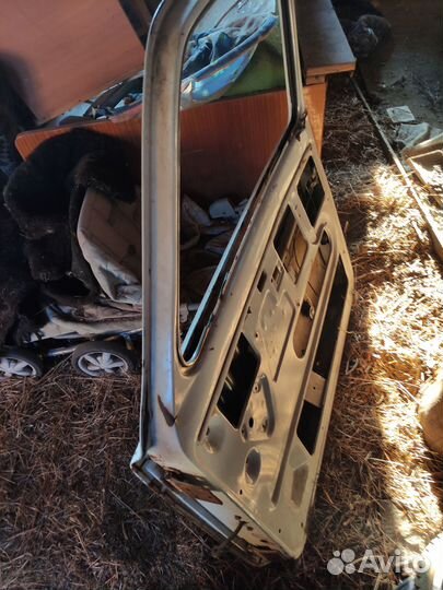 Капот и дверь правая на Ниву 21214
