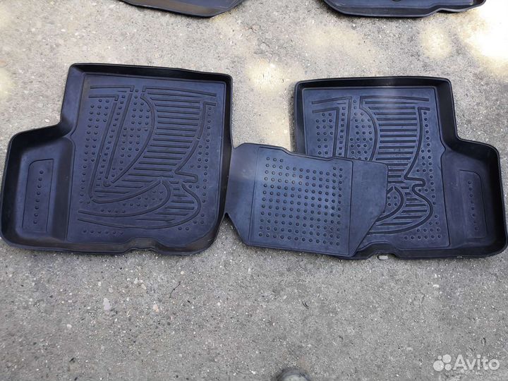 Резиновый коврик в салон largus