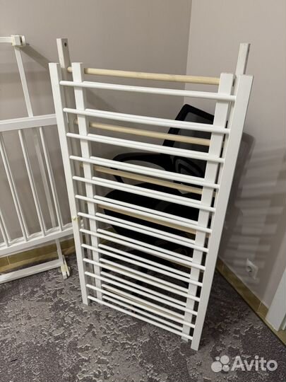 Детская кроватка с маятником и матрасом