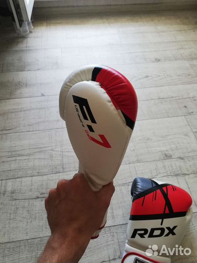 Боксерские перчатки