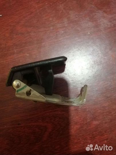 Кнопка (рычаг) открытия лючка бензобака